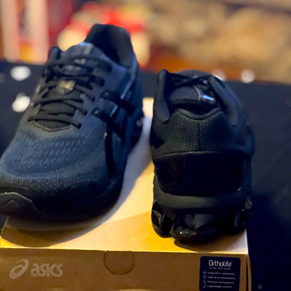 New in box Men’s Size 10 GEL QUANTUM 180 VII ALL BLACK sneakers